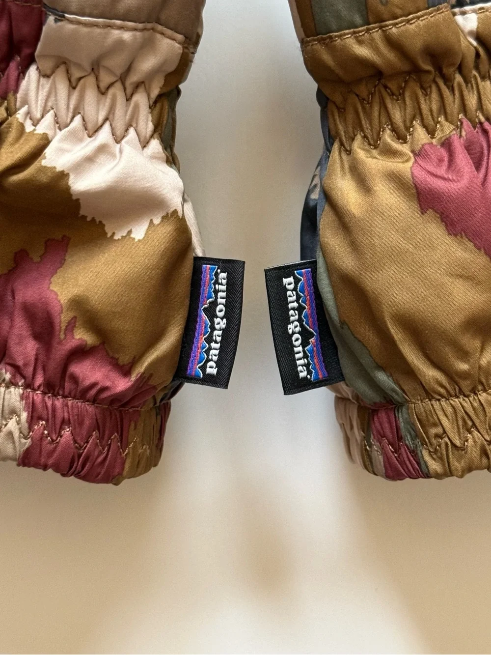 Patagonia Babys Puff Mittens, Camouflage - Size 6-12M